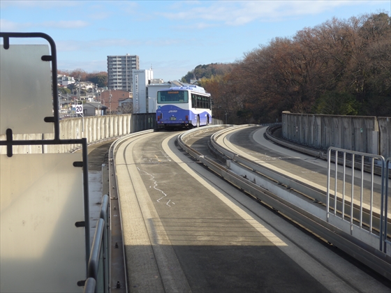 電車っぽいバス「ゆとりーとライン」に初乗車 | 二十路快速 Train