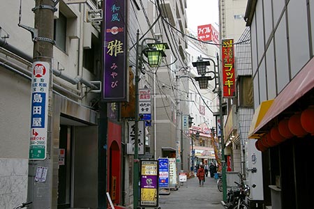 沖縄県内最大の繁華街が騒然 みかじめ料で利益供与か複数の飲食店を一斉捜索 – QAB NEWS