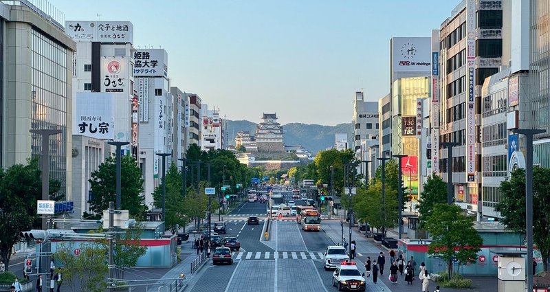 姫路城、大手前通りでイルミネーション競演 水面に映る逆さ天守も [兵庫県]：朝日新聞デジタル