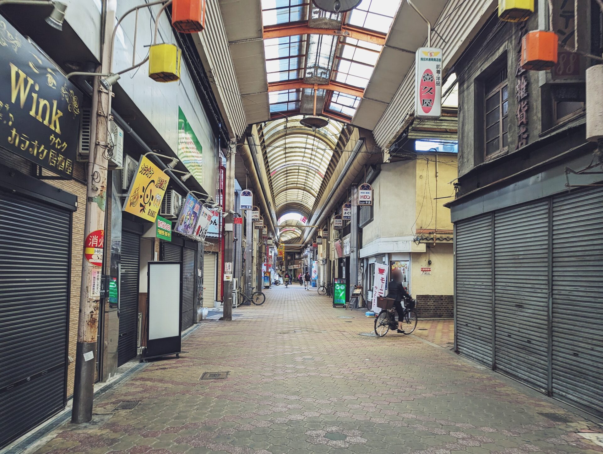 兄ちゃん、上がってや」「遊んでいって」まるでコスプレ美人のショーウインドウ…大阪市の“ナゾの街”「飛田新地」には何がある？ | 文春オンライン