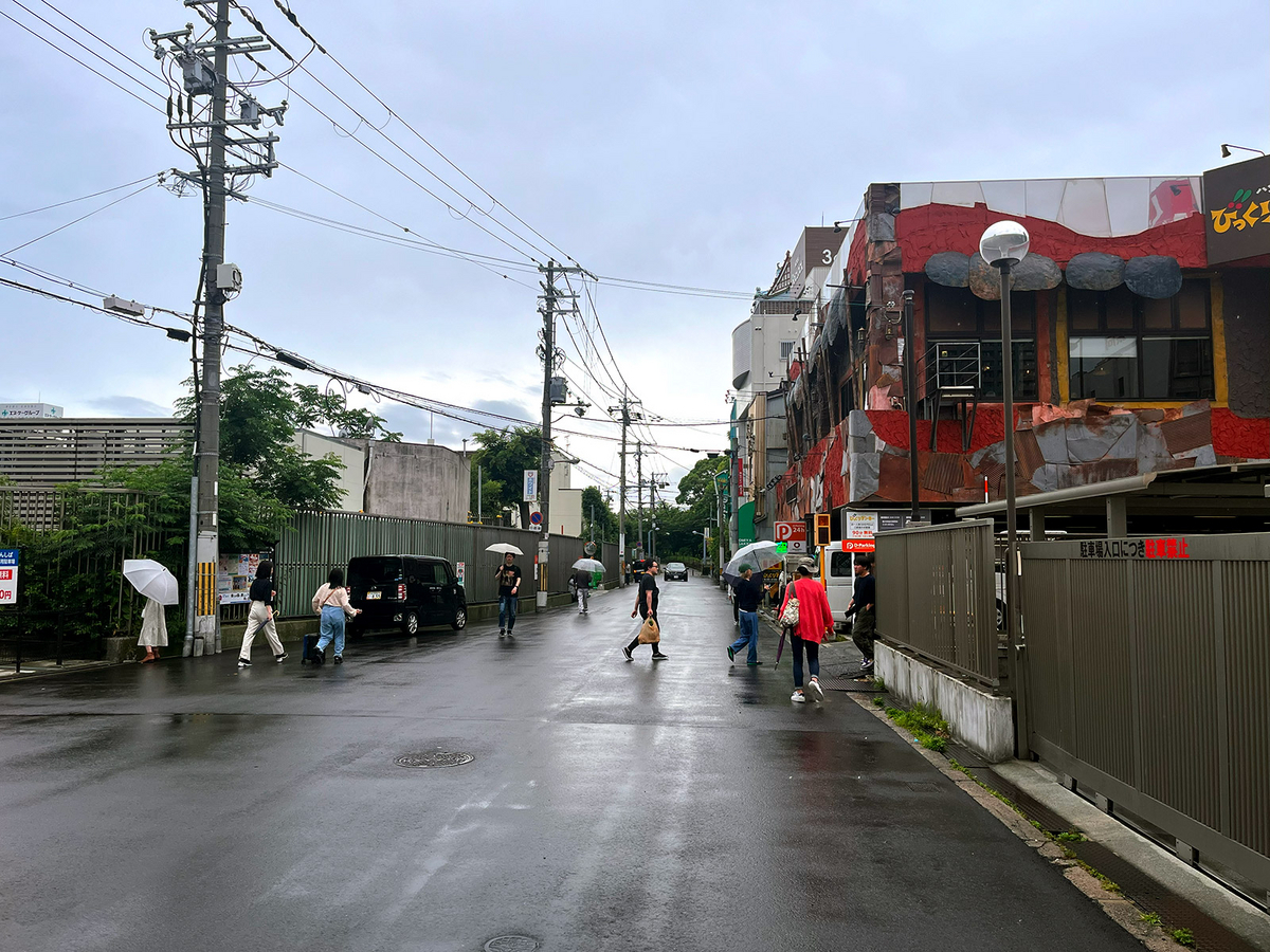 大阪天王寺の電柱に気持ちの悪い写真が刺さってあったけど、これは一体なんなんだ！ - 暮らしの顛末（くまくまコアラ）