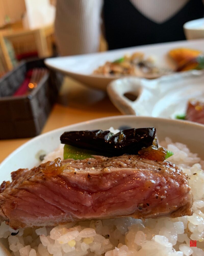 庭園と料亭 半べえ | 水辺に咲く紫陽花。