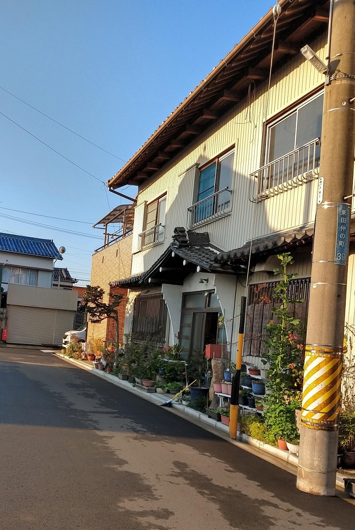 これは赤線か、軍都の名残か？豊橋駅西口（西駅）のバラック飲み屋街を歩く - 新日本DEEP案内