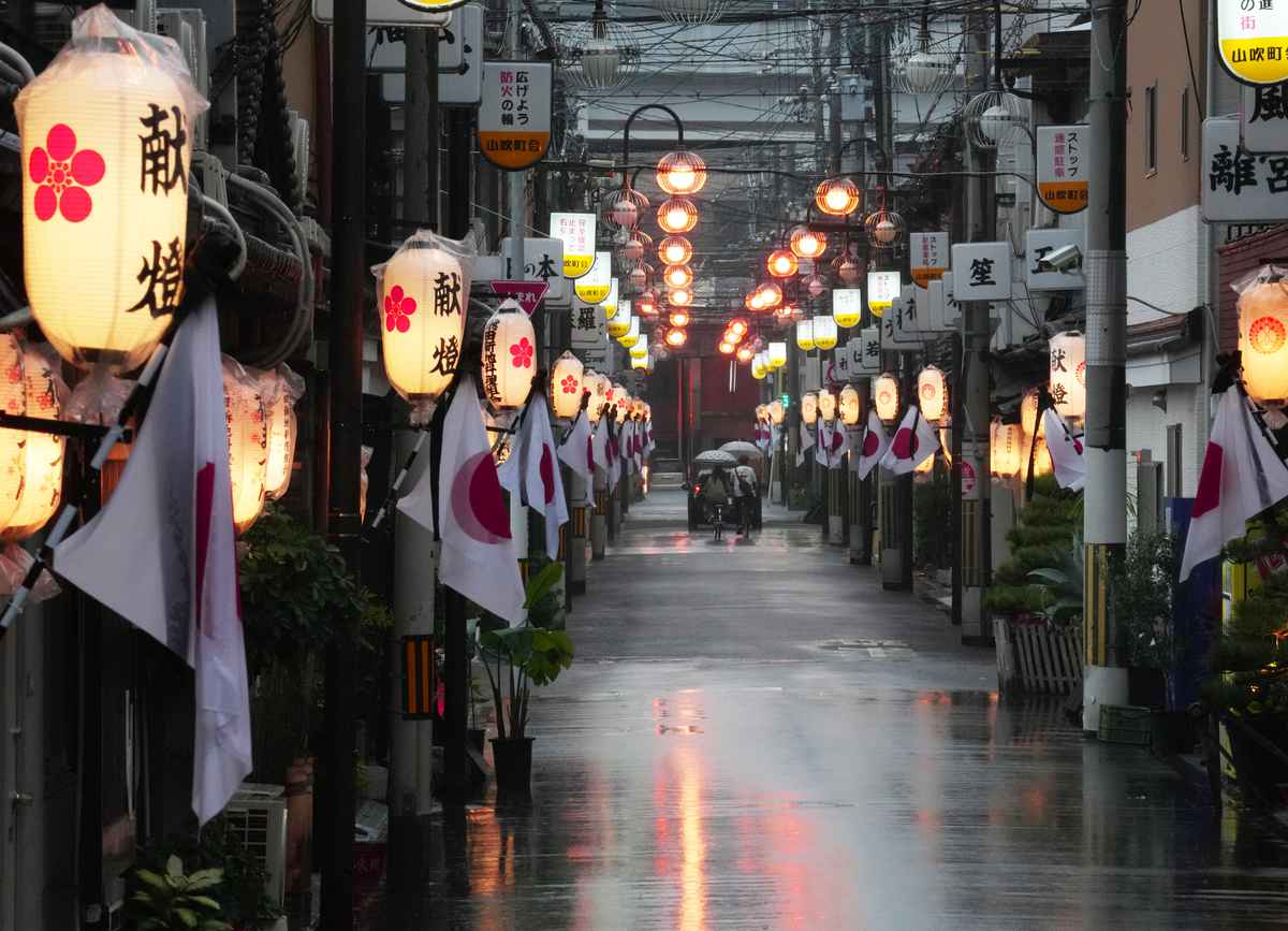 飛田新地・鯛よし百番 「住吉反橋 （太鼓橋） と 陽明門」