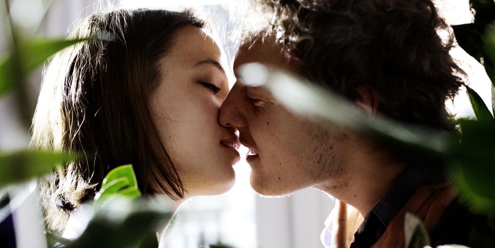 ディープキスをする男性心理。彼氏や恋人じゃないのにしてくる男の本音とは？ | Smartlog