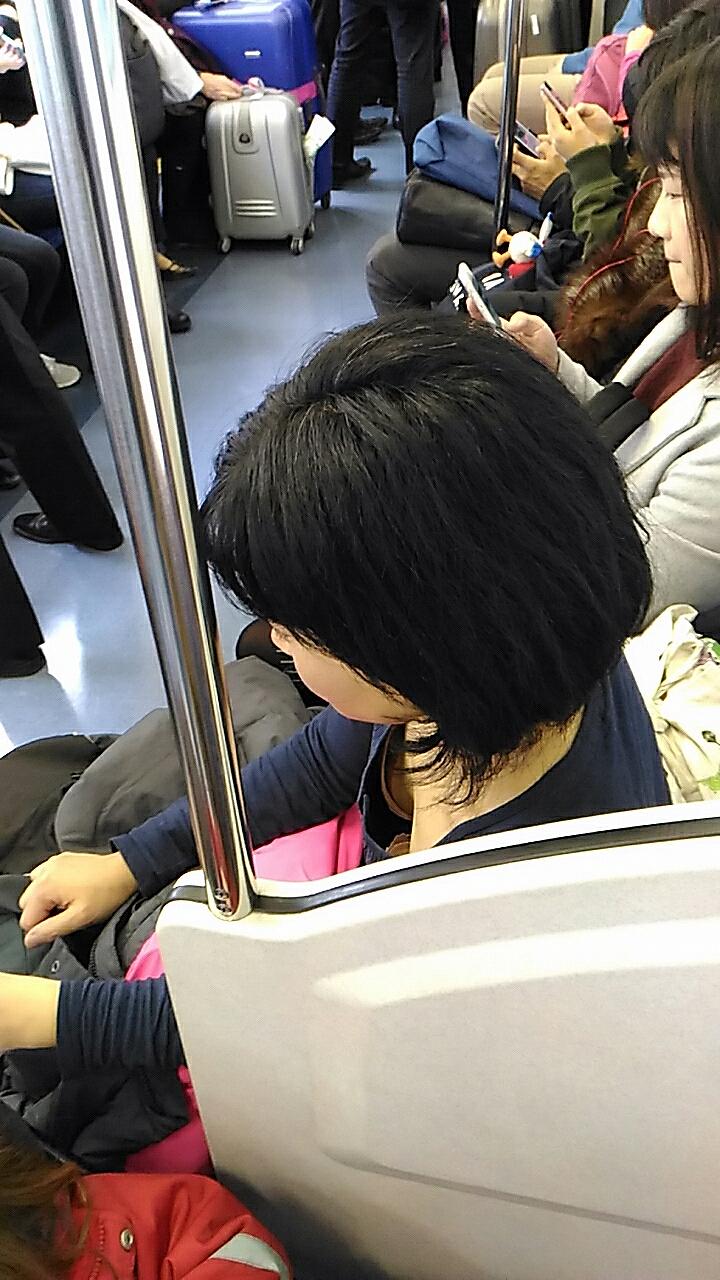 乳首ポロリ盗撮動画】電車内で女子大生のガバガバな胸元を覗いてたら乳首がチラチラ見えた！ - Nozokix