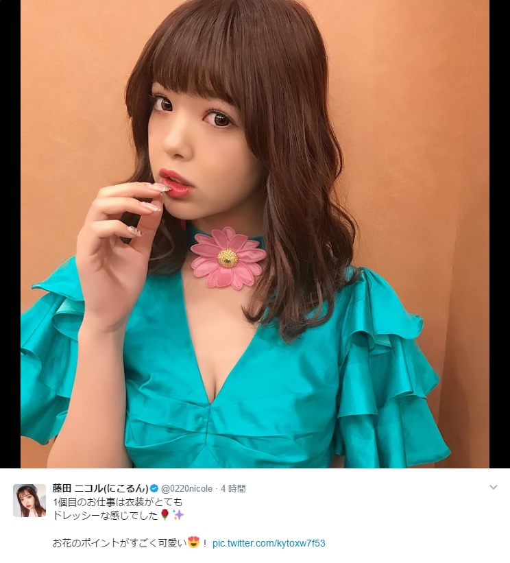 無修正ライブチャット]「パイパァン!まじツルツル!」にこるん激似制服パイパン美少女がオマ○コ刺激！ | 