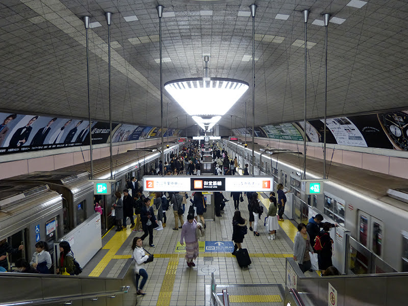 秘密道具”を使いながら…限られた10分間で新幹線車内を整える 1時間12本ダイヤを支えるドレッサーに密着|au Webポータル国内ニュース