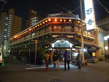 大阪・飛田新地 遊郭建築の絢爛、非日常にいざなう 気になるスポット -