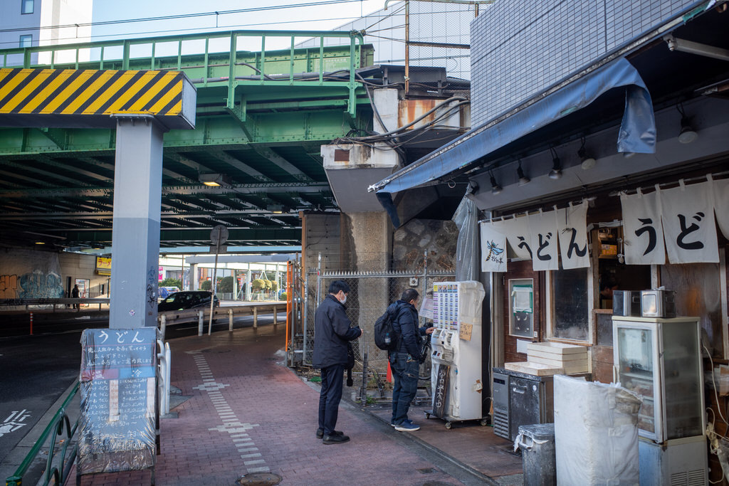 五反田駅徒歩1分の立ち食いうどん「おにやんま」が名店 - どストライクゾーン