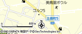 看板にグサリ…クレーン車が倒れ店の看板に突き刺さる 作業中にバランスを崩したか けが人なし