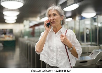 少しでお会いしましょう街中で携帯電話で話している熟女。の写真素材・画像素材 Image 194676232