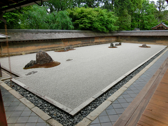 京都】世界遺産・龍安寺の石庭は必見！みどころやアクセスを事前にチェック！｜るるぶ&more.