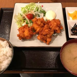 飯田橋『鳥羽』で宮崎県産森林鶏のから揚げ４コ定食＠950円 | 窓をあけてごらん