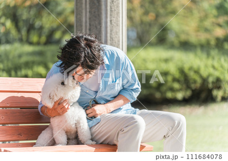 犬をなめるベッドの中で女性 - キスのストックフォトや画像を多数ご用意 - キス,