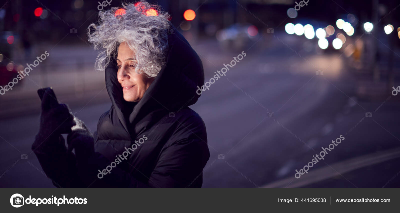 街での美しい一日街中で携帯電話で話している熟女。の写真素材・画像素材 Image 194676494