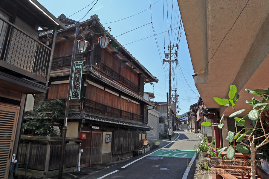 岐阜の山奥に佇む幻の歓楽街跡！【飛騨金山】の寂れた街並みを歩く - YouTube