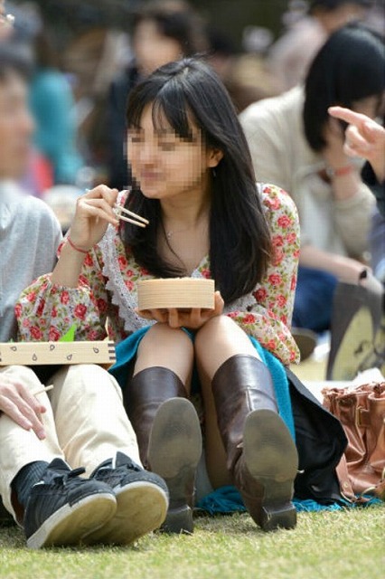 競馬場のパンチラがエッチな盗撮風エロ画像30枚 | パンチラ☆ぱんちら