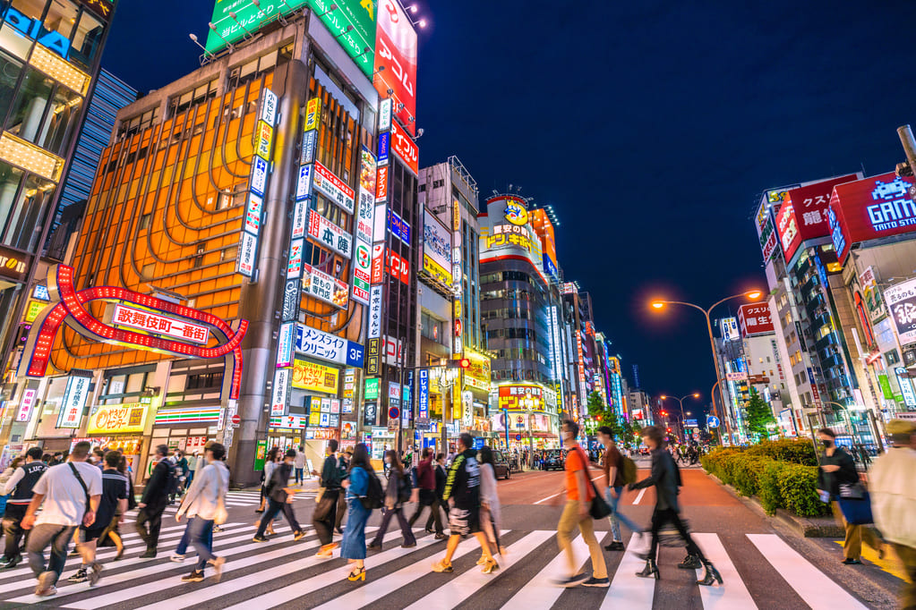 日本三大繁華街】東京「歌舞伎町」・北海道「すすきの」もう1カ所は？それぞれの歴史と特徴 | TABIZINE～人生に旅心を～