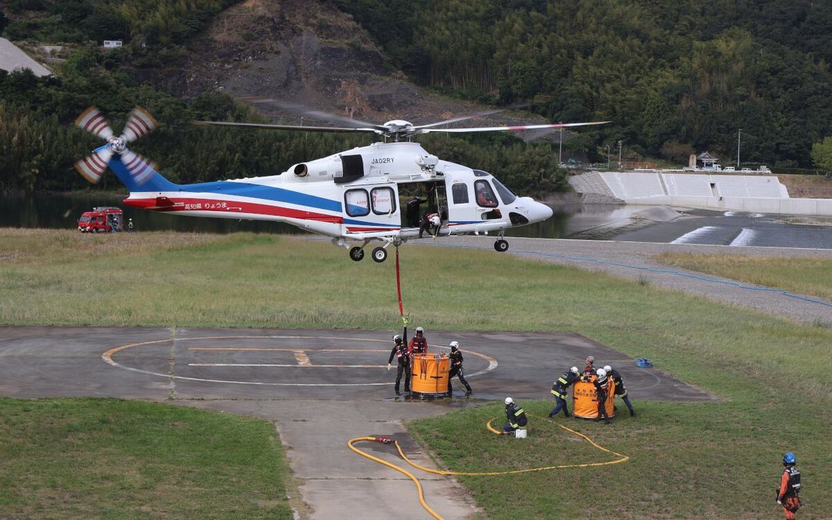 冠水した地下道を遮断する「エア遮断機」設置、水位上昇を感知すると自動で膨らむ「風船状バー」 : 読売新聞