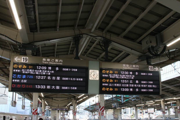 梅里 | 2024/12/13、新大阪駅は『味の小路』にある『モジャカレー』さんです。奥の方なのでなかなか見つけにくいですが、実に繁盛店なので、みんな探して『モジャカレー』さんへ行きます。  それもそのはず、こちらのお店『モジャカレー』さんは『食べログ百名店』にも選出