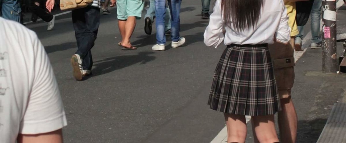 スマートフォン・秋葉原・制服の女子高校生 Stock Photo | Adobe