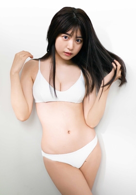 🍭 吉田莉桜、レトロ感漂うワンピース水着で魅せるパーフェクト美ボディ『ヤングチャンピオン』表紙＆巻頭登場 - Pop'n'Roll(ポップンロール)