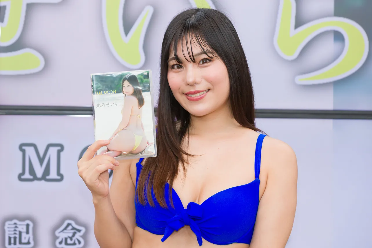 本日発売のanan「美尻美脚の方程式」にて、モデルのせいらさんを撮影。10ページにわたるグラビアも是非ご覧いただきたい。 せいらさんはなんと写真集TRACEを撮影したコムドットのリーダーやまとさんの妹さん。  このタイミングで偶然兄妹である2人を、本の表紙にて撮影でき