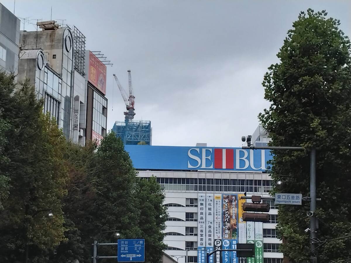 池袋駅東口五差路[10430006698]の写真・イラスト素材｜アマナイメージズ