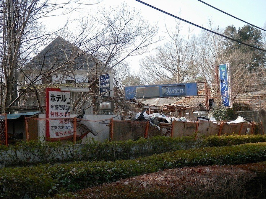 多摩湖廃ラブホ巡り1:もはや窓のないラブホ | 黄昏の田中～廃墟探索記～