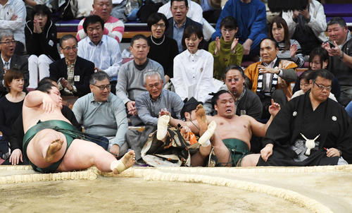 三所攻め 大相撲九州場所８日目・石浦（左）は三所…：珍しい決まり手 写真特集：時事ドットコム