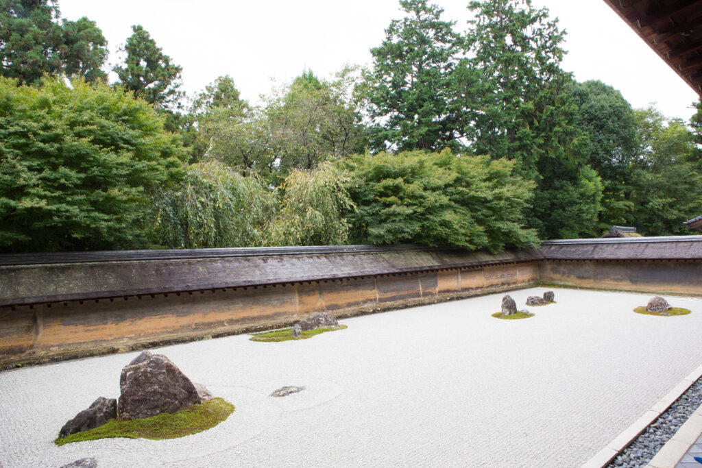 石壁に囲まれて「わー」と叫ぶ…郷土史伝える高畠石の圧倒的奇観：地域ニュース : 読売新聞