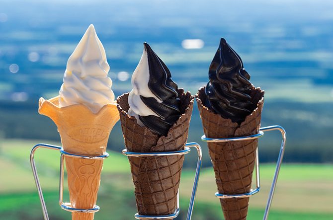 title 食べられる火山灰？😳桜島港【MINATO cafe】の「降灰ソフトクリーム」🍦✨ もちろん本物の火山灰ではなく、、😏 