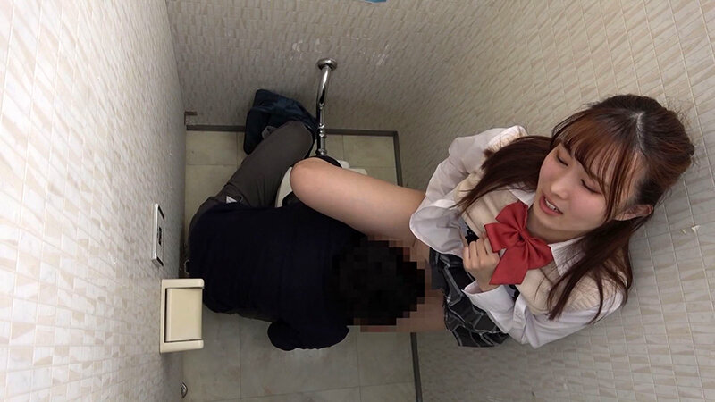 体育館近くの女子トイレはエッチ目的の隠れビッチの性欲処理場だった！漏れる！と、駆け足で駆け込んだ先は女子トイレだった！間違えてしまったが何やら隣からエッチな声が。男子が女子にフェラをさせている！そのままイってしまった男子たち。しかしそれに物足りない女子…