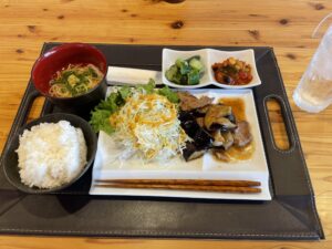 今日のランチ 海田町のうどんの「もとなり」さんへ…。 前回は裏メニューのカツカレー丼をいただきましたが、今回はカツ丼をいただきました。  かなりの人気メニューです。