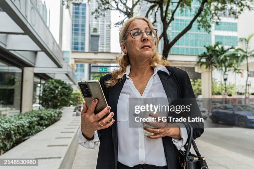 熟女公園屋外でリラックスしたスマート フォン 女性の携帯電話 — ストック写真