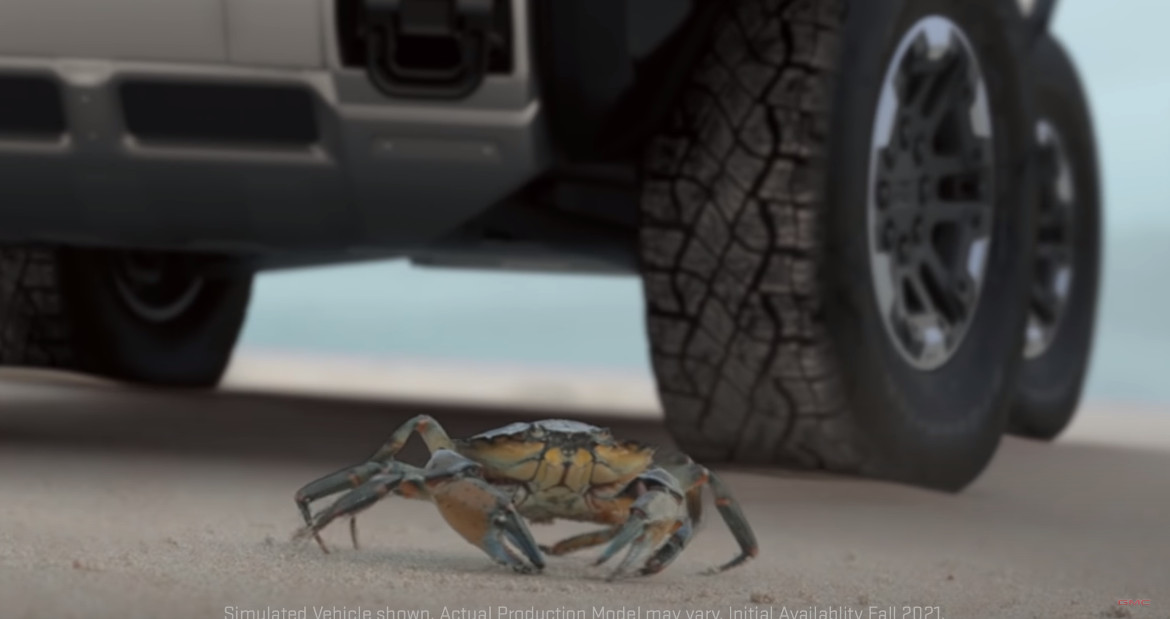 何に使うんだカニ歩き…EVで復活したハマーに試乗！ 車重4トン、バッテリーだけで1トン。最高出力1000馬力！【GMC ハマーEV】 | 